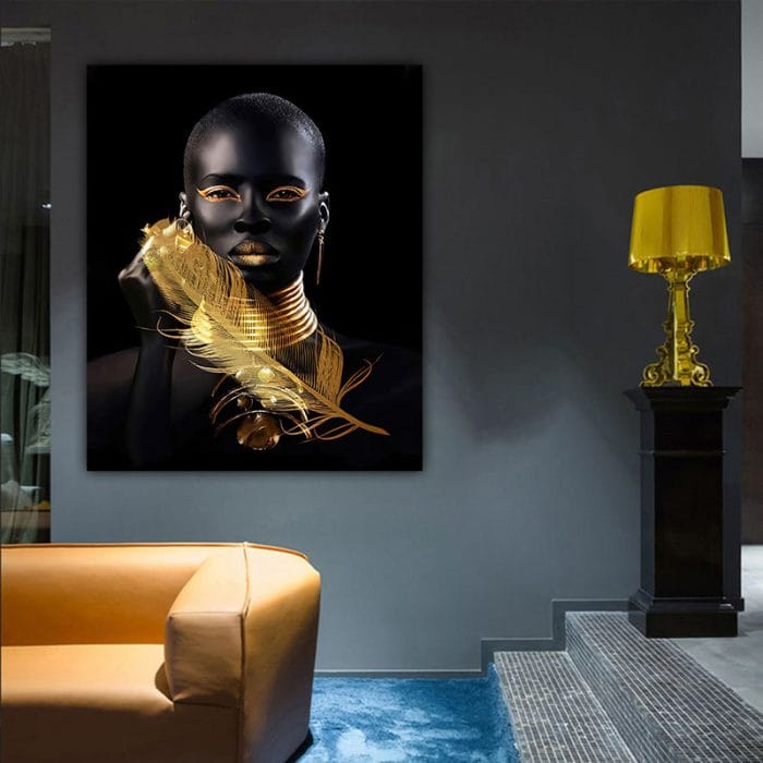 Bucătărie modernă decorată în nuanțe neutre, cu mobilier minimalist, insulă centrală și accente metalice.