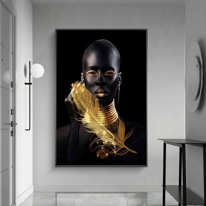 Bucătărie modernă cu mobilier alb și insulă centrală, accentuată de corpuri de iluminat suspendate și decor minimalist.