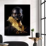 Bucătărie modernă cu insulă centrală, mobilă albă și accente din lemn.