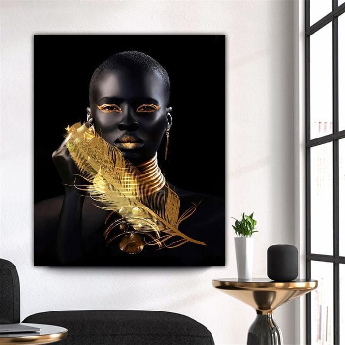 Bucătărie modernă cu insulă centrală, mobilă albă și accente din lemn.