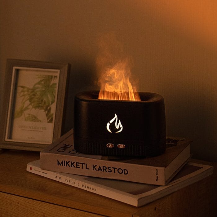 Imagine cu un living modern, decorat în tonuri neutre, având o canapea gri, o măsuță de cafea din lemn și elemente decorative minimaliste. Lumina naturală pătrunde printr-o fere